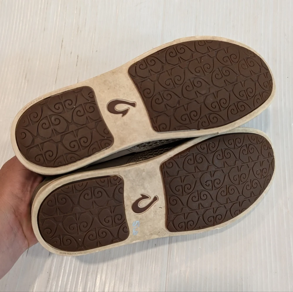 OLUKAI Pehuea tan green slip-on sneakers loafers size 8